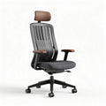 Ergonomische bureaustoel met mesh rugleuning en verstelbare hoofdsteun zwart en bruin 45 x 55 x 100cm